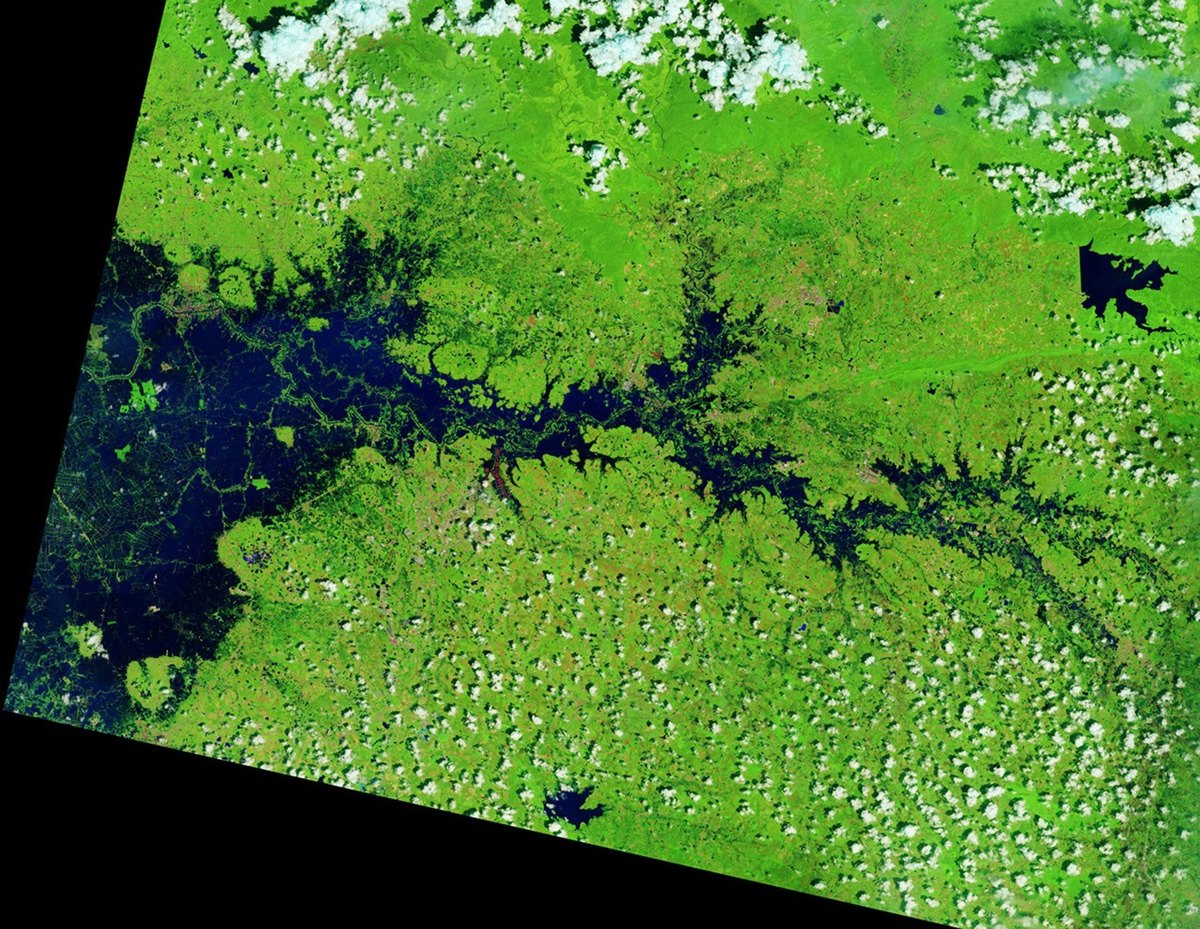 Citra warna semu Landsat 9 memperlihatkan genangan di sekitar Sungai Bang Pakong, Provinsi Prachin Buri, Thailand, pada 2 Oktober 2026.