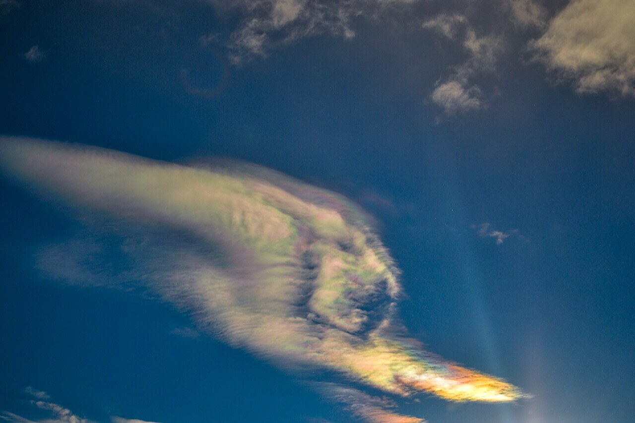 Iridesensi awan dan sinar krepuskular di Brampton, Ontario, 9 Januari 2019.