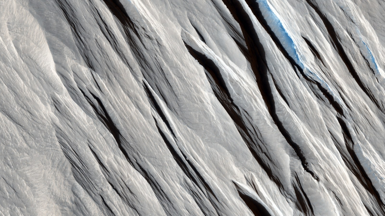 Yardang pada citra HiRISE ESP_040504_1920, Mars, 18 Maret 2015. Potongan citra yang disediakan tim HiRISE; dokumentasi arsip, bukan pemotretan terbaru.