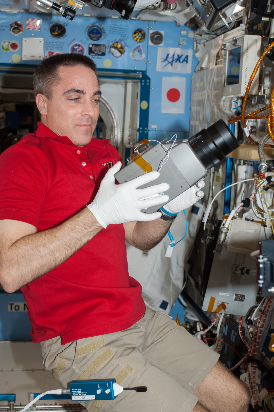 Astronaut Chris Cassidy dengan eksperimen Marangoni Inside di ISS, 24 Juli 2013; ukuran diubah dan dikonversi ke JPEG tanpa pemotongan.