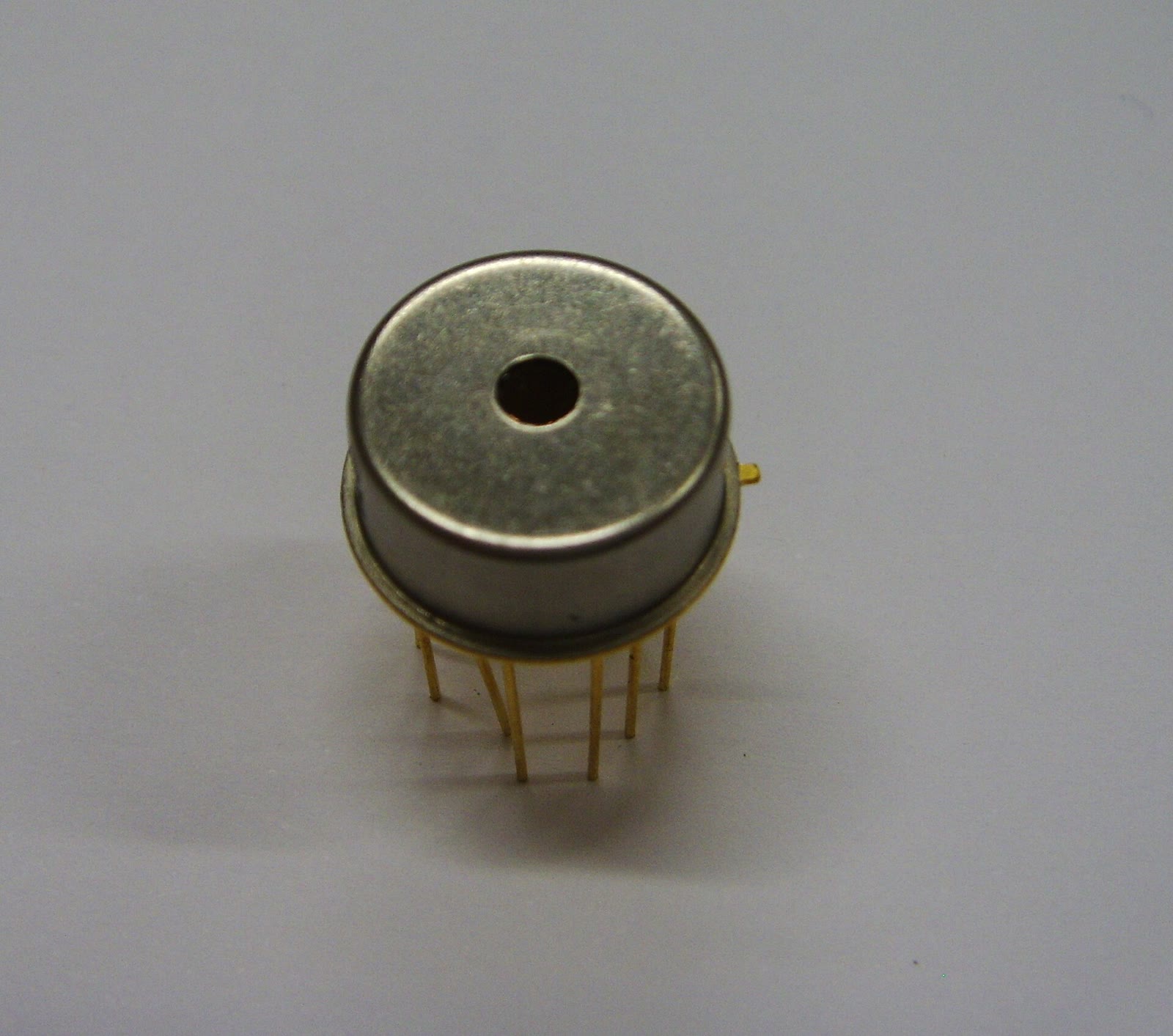Sensor piroelektrik dalam kemasan TO-8 dengan filter interferometer Fabry–Perot, 12 Maret 2010; ukuran diubah dan dikonversi ke JPEG tanpa pemotongan.