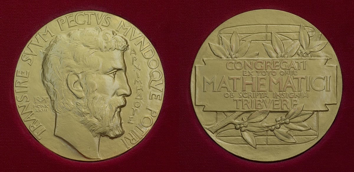 Sisi depan dan belakang Fields Medal, 20 Agustus 2007. Foto ilustrasi penghargaan, bukan dokumentasi upacara 2026; gambar diubah ukuran dan dikonversi ke JPEG.