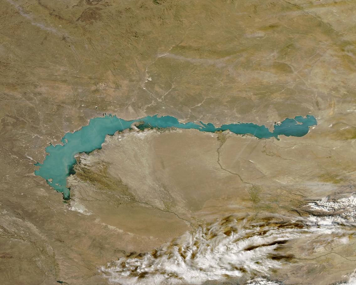 Citra warna alami Danau Balkhash, Kazakhstan, direkam MODIS pada satelit Aqua, 13 Oktober 2026; dirilis galeri MODIS pada 16 Oktober. Kredit: MODIS Land Rapid Response Team, NASA GSFC. Diperkecil dan dikodekan ulang sebagai JPEG.