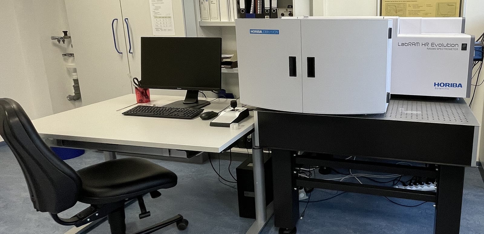Spektrometer Raman di Leibniz Institute of Surface Engineering, Leipzig, 1 Februari 2024. Foto menunjukkan satu konfigurasi alat, bukan seluruh desain atau hasil pengukuran; berkas diubah ukuran dan dikonversi ke JPEG.