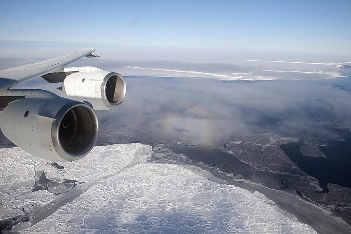 Glory pada penerbangan IceBridge di Antarktika, 26 Oktober 2010. Foto Michael Studinger, ditampilkan dalam publikasi NASA Earth Matters pada 9 Juli 2018. Foto arsip, bukan penampakan Oktober 2026.