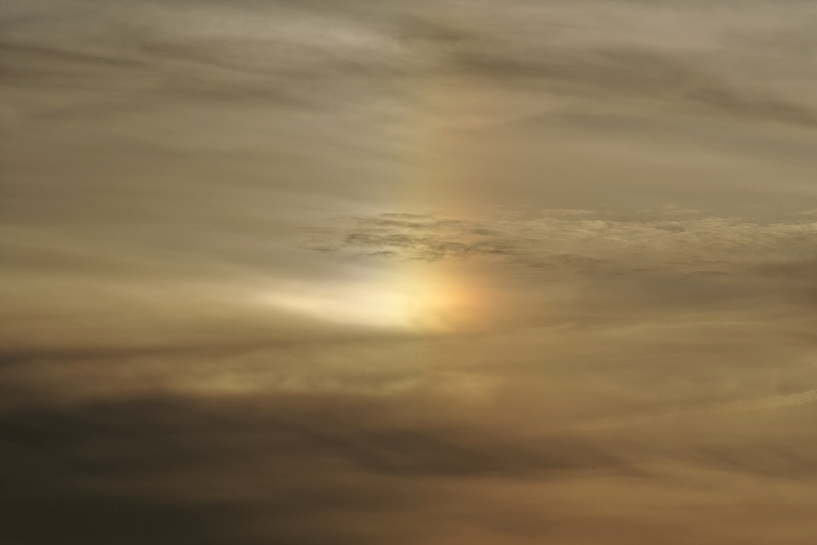Parhelion tampak sebagai bercak terang berwarna di sisi Matahari di Świętokrzyskie, Polandia. Tanggal sumber: 2022-10-28 16:28:56.