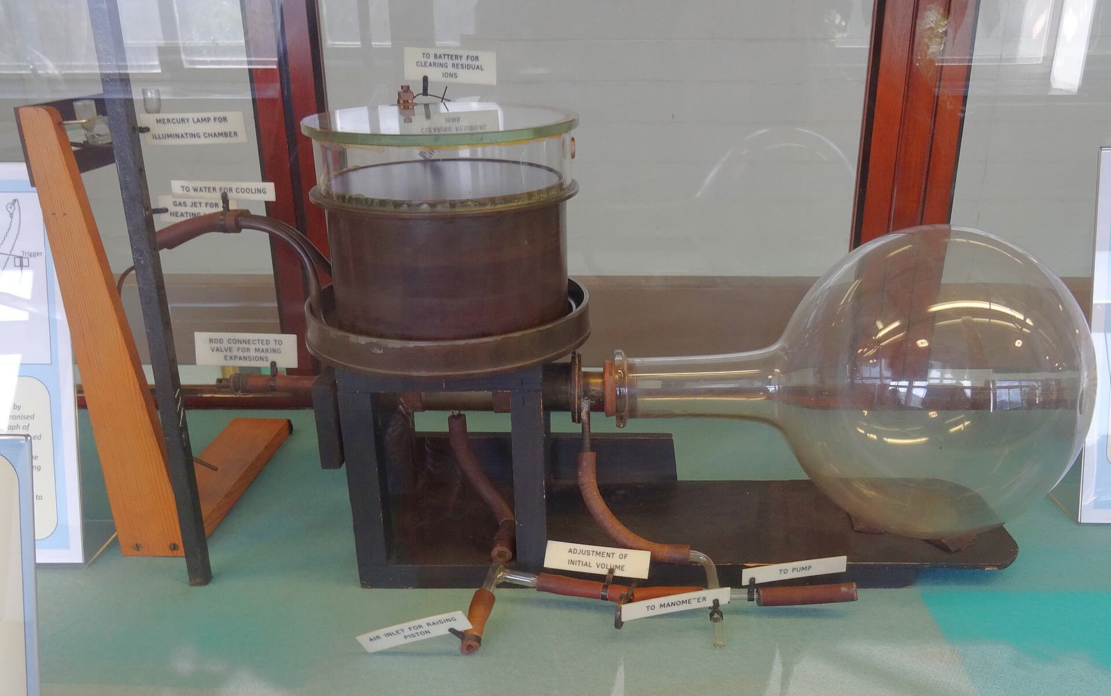 Ruang kabut asli C.T.R. Wilson di Laboratorium Cavendish, didokumentasikan 29 Agustus 2013. Foto objek bersejarah, bukan eksperimen aktif; berkas diubah ukuran dan dikonversi ke JPEG.