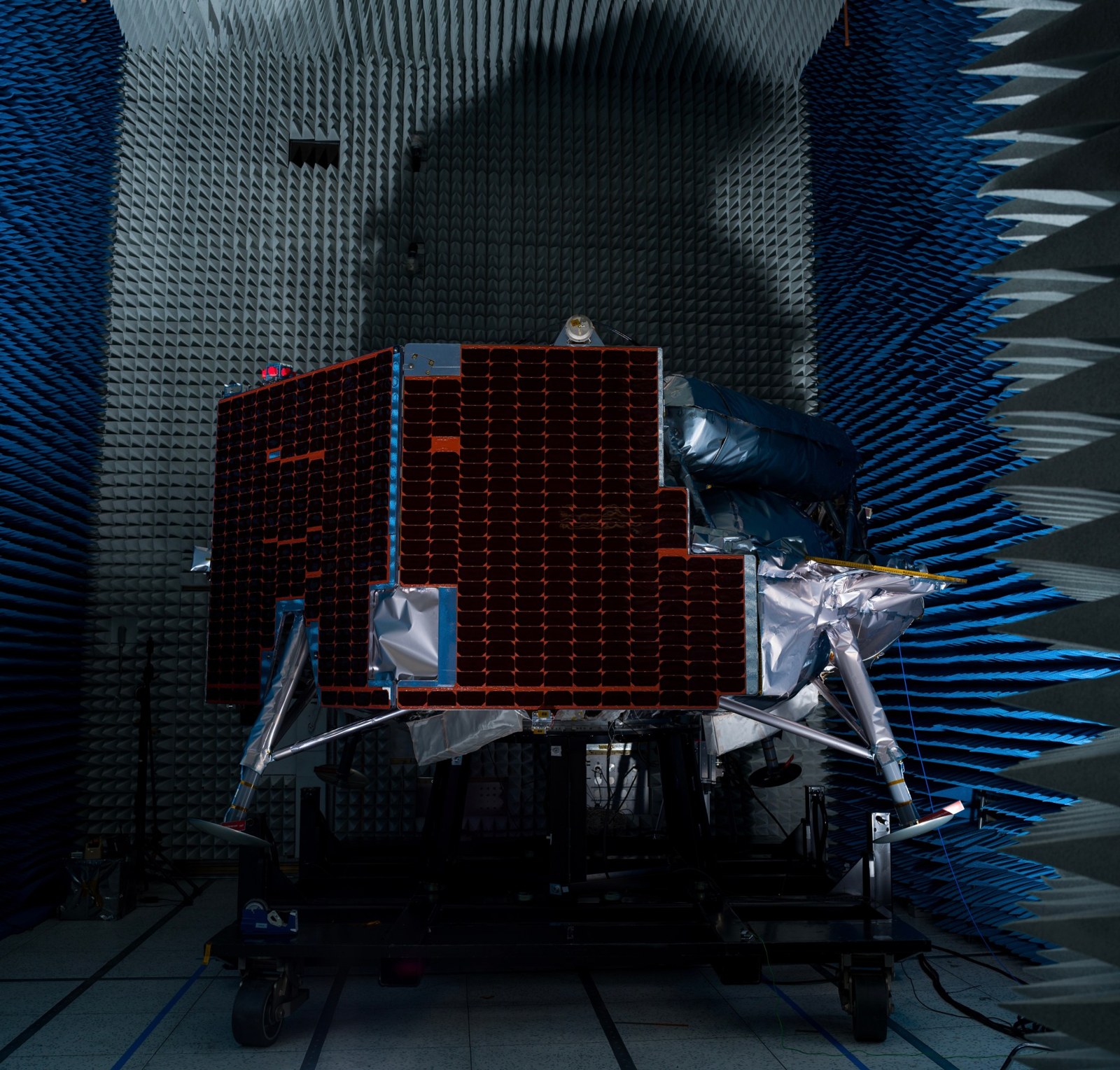 Griffin-1 di ruang anekoik JPL, dari rilis 13 Oktober 2026; tanggal pengambilan tidak disebut. Foto NASA/JPL-Caltech.