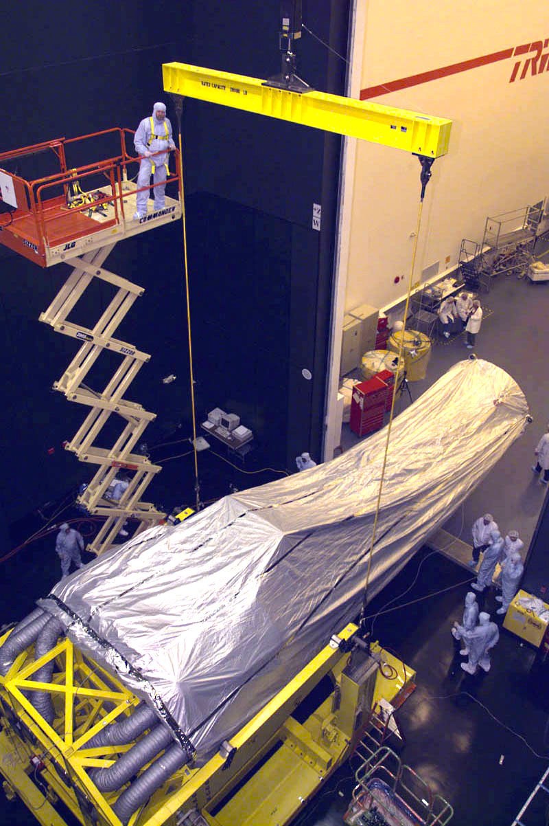 Observatorium sinar-X Chandra dipersiapkan untuk pengangkutan di Redondo Beach, California, 4 Februari 1999. Foto arsip perangkat observatorium, bukan citra gugus galaksi Treble Clef.