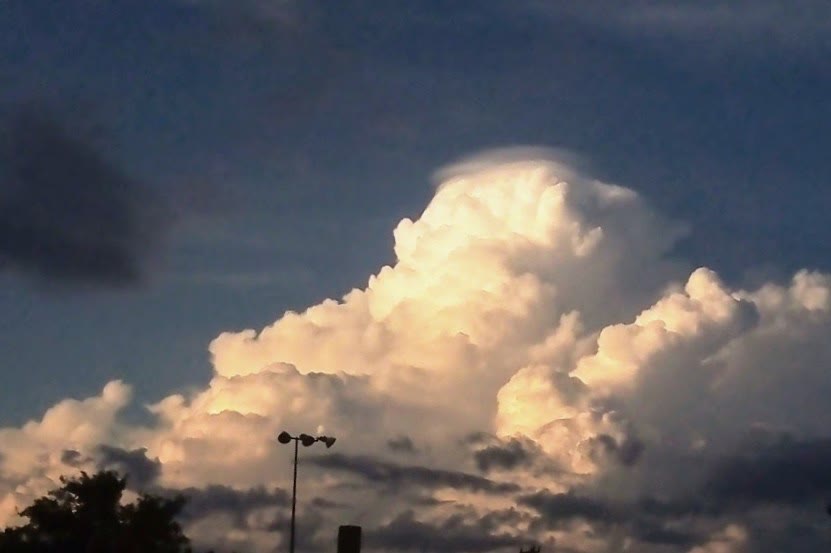 Pileus tampak seperti tudung halus di atas awan cumulonimbus, didokumentasikan Rollcloud pada 3 Oktober 2021.