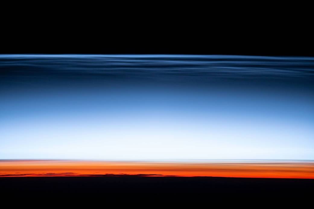 Awan noctilucent di atas Pasifik Selatan dilihat dari ISS; dokumentasi 12 Februari 2020.