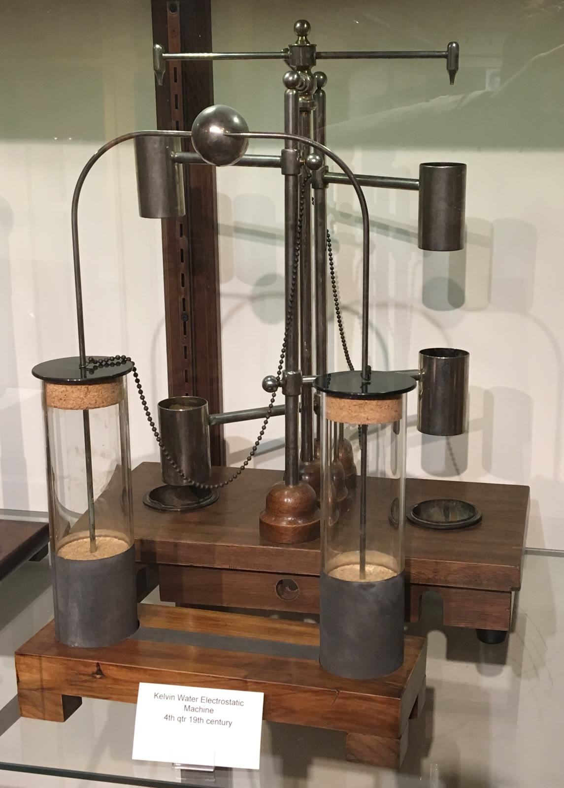 Model mesin elektrostatik penetes air Kelvin di SPARK Museum, Bellingham, Amerika Serikat, didokumentasikan 22 September 2018. Foto dipotong seperlunya, diubah ukuran, dan dikonversi ulang ke JPEG.