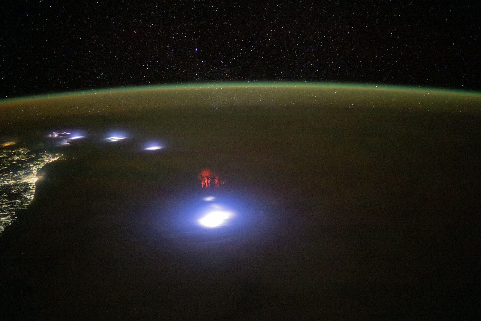 Sprite merah di atmosfer atas Bumi yang dipotret astronot NASA Matthew Dominick dari Stasiun Luar Angkasa Internasional pada 3 Juni 2024. Tanggal sumber: Taken on 3 June 2024, 21:34:14.