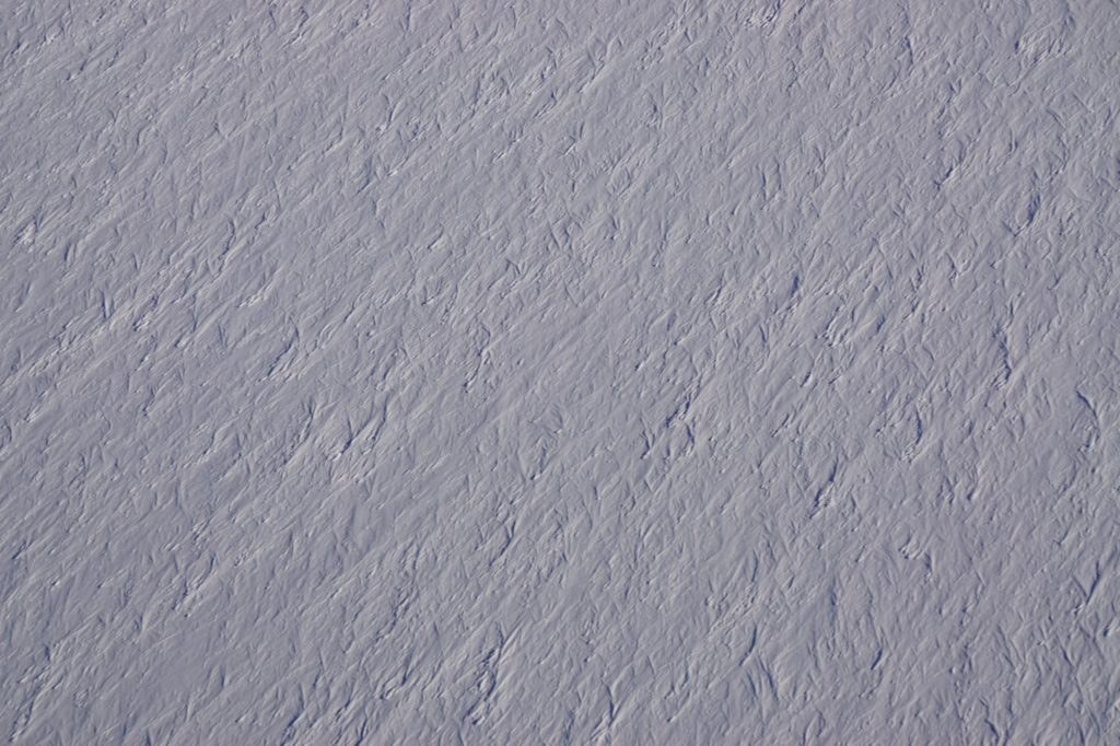 Sastrugi di dekat Kutub Selatan, dokumentasi pada catatan IceBridge 5 November 2018, foto NASA/Brooke Medley. Tanggal pemotretan tersendiri tidak disebutkan pada keterangan gambar.