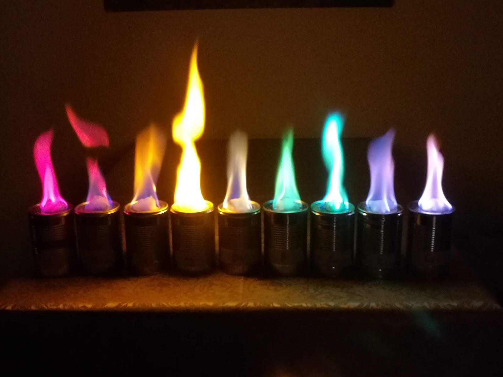 Perbandingan nyala berwarna dari larutan metanol berisi beberapa garam dan senyawa logam, didokumentasikan 25 Juni 2019. Gambar diperkecil dan dikonversi ke JPEG tanpa mengubah isi.