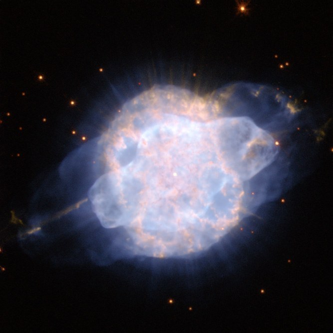 Nebula planeter NGC 3918 dalam citra Hubble yang dipublikasikan 2 Agustus 2010. Tanggal sumber: 2010-08-02.