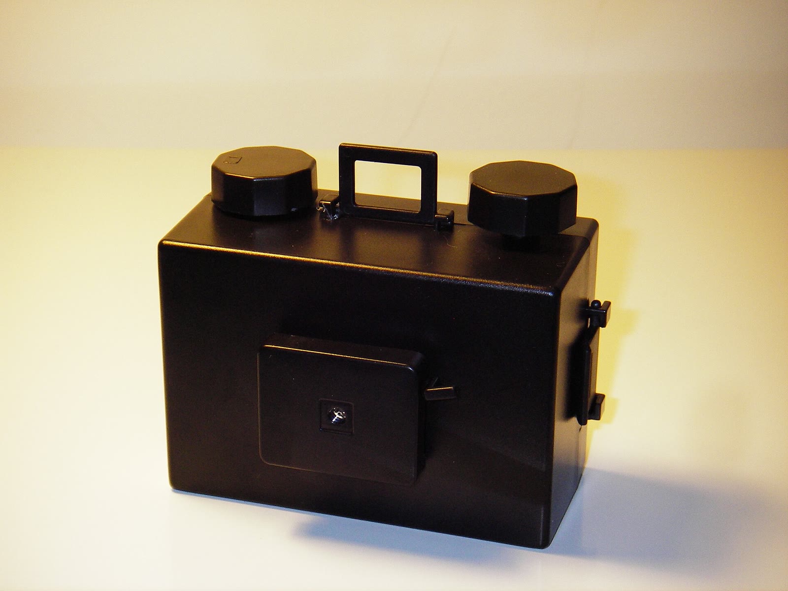 Perangkat kamera lubang jarum sederhana, didokumentasikan 20 Maret 2007. Foto: SqueakyMarmot; halaman foto: https://commons.wikimedia.org/wiki/File:Kidz_Labs_pinhole_camera_(430043248).jpg; lisensi CC BY 2.0: https://creativecommons.org/licenses/by/2.0/. Perubahan: diperkecil dan dikonversi ke JPEG.
