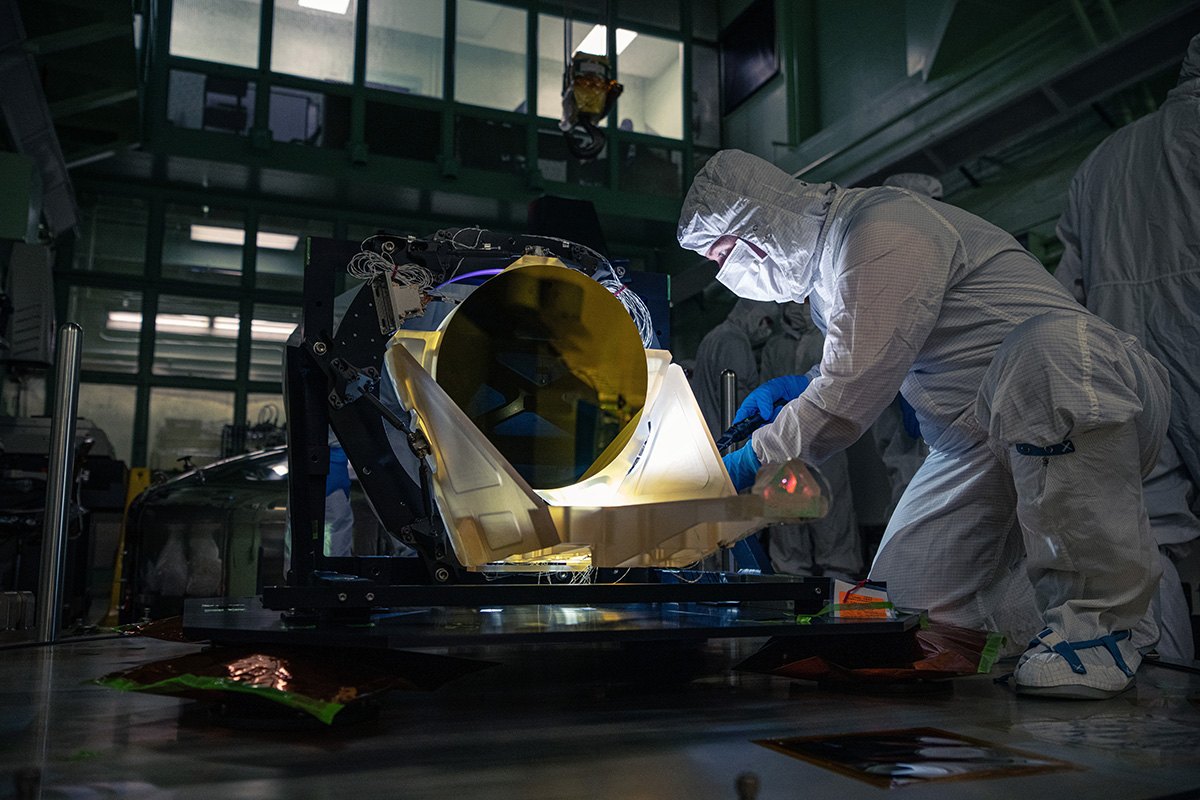 Teknisi memeriksa prototipe teleskop LISA di ruang bersih NASA Goddard, 20 Mei 2024. Halaman foto: https://science.nasa.gov/missions/lisa/nasa-advances-lisa-mission-contributions-with-new-test-telescope/ Ketentuan: https://www.nasa.gov/nasa-brand-center/images-and-media/ Perubahan: diperkecil dan dikompresi ke JPEG; isi tidak diubah.
