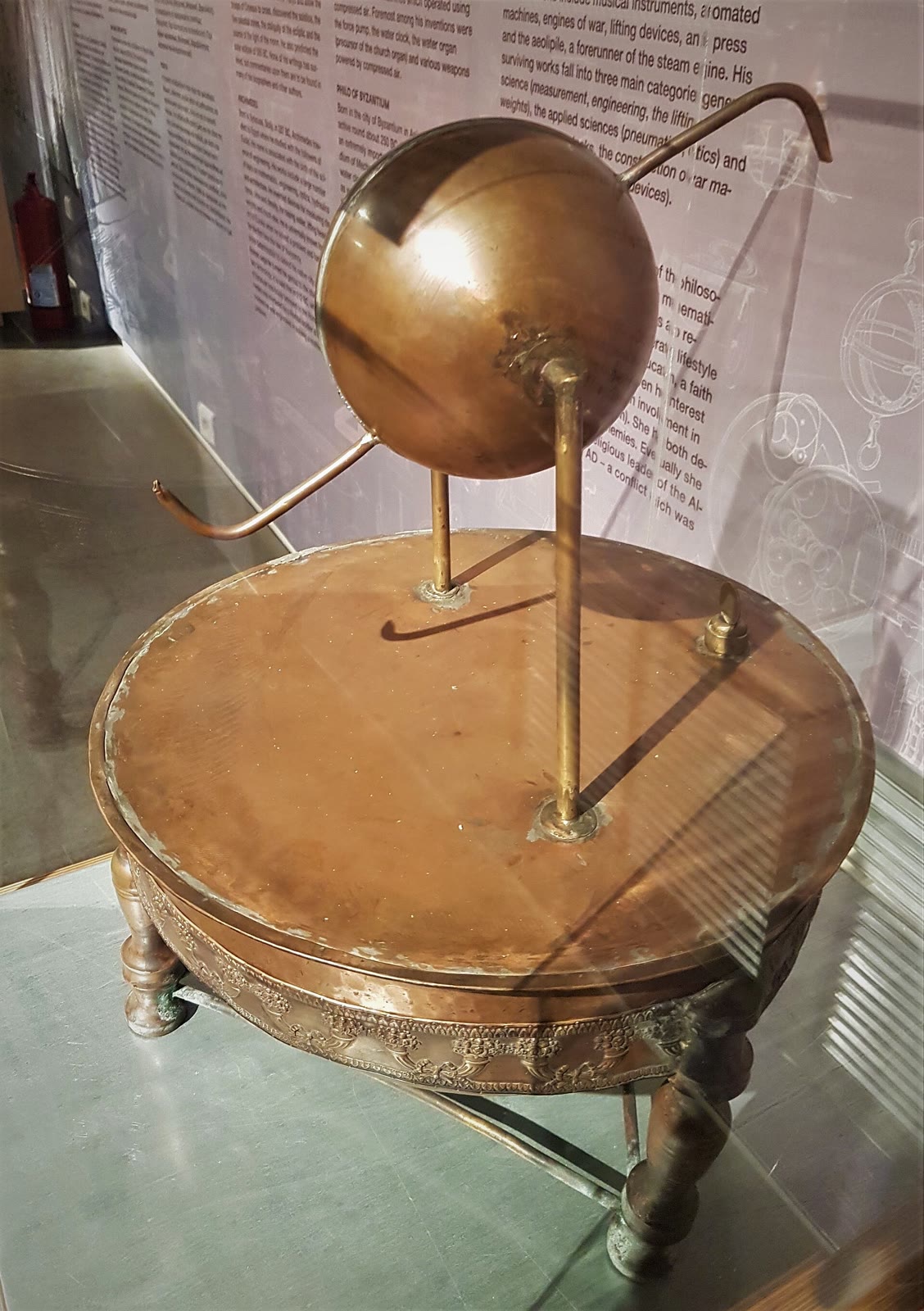 Rekonstruksi aeolipile atau mesin Hero di Thessaloniki Technology Museum didokumentasikan pada 23 September 2017. Foto dipotong seperlunya, diubah ukuran, dan dikonversi ulang ke JPEG.