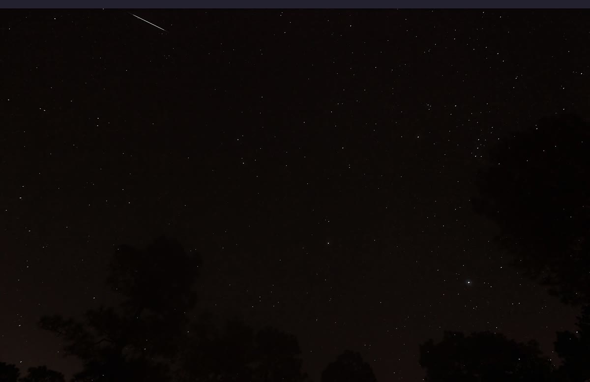 Meteor Orionid dipotret John Flannery pada 22 Oktober 2015 pukul 04.37; berkas asli telah diproses untuk pengurangan noise. Redaksi hanya memperkecil dan mengonversi ke JPEG.