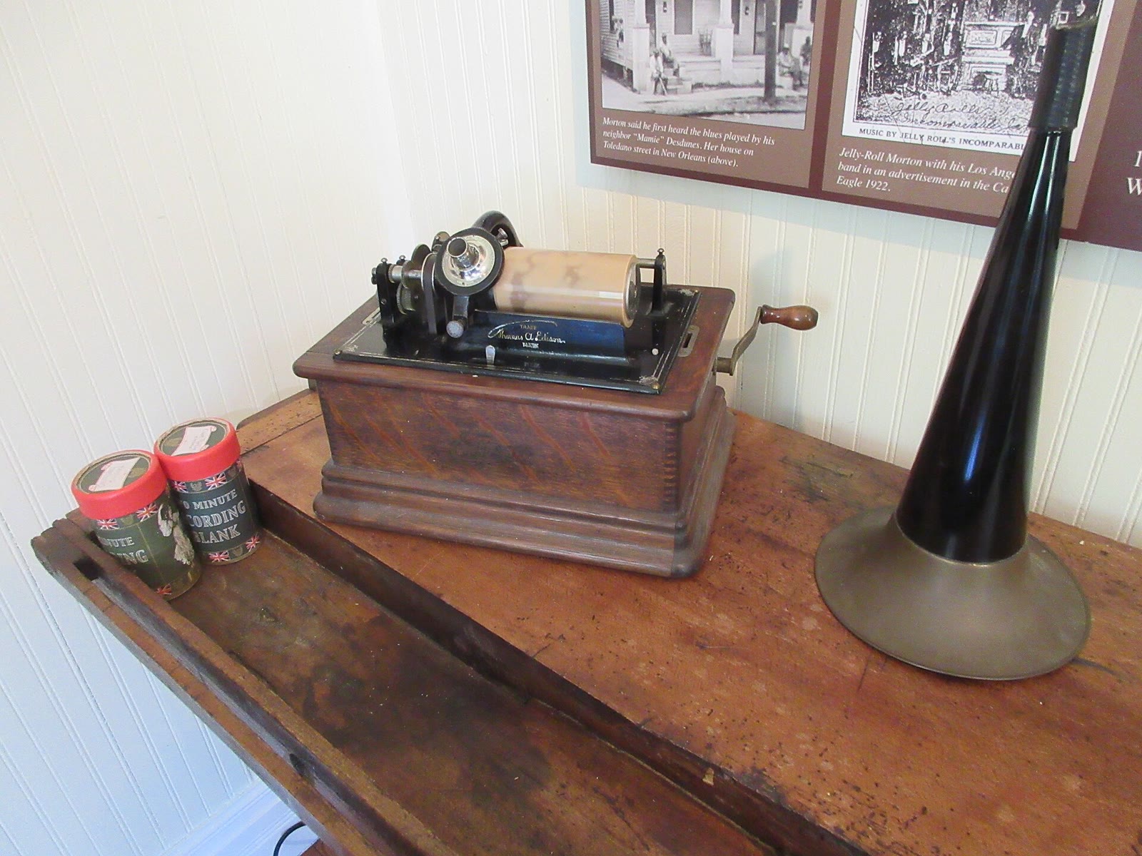 Fonograf Edison dengan rekaman silinder lilin di Kid Ory Historic House, Louisiana, 31 Agustus 2022. Foto dikecilkan dan dikonversi ke JPEG.