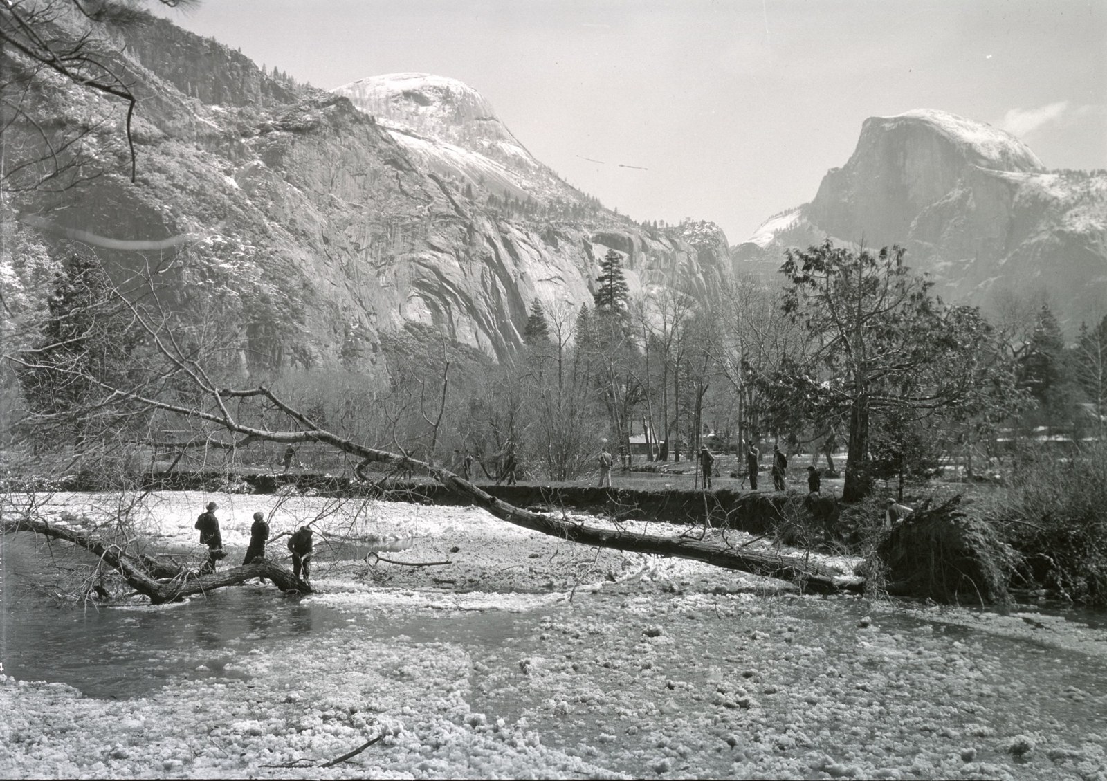 Foto arsip berjudul Frazil ice di Yosemite, negatif RL_02852. Tanggal pemotretan dan fotografer tidak diketahui; metadata digital dicatat 14 Agustus 2018, bukan tanggal pengambilan foto.