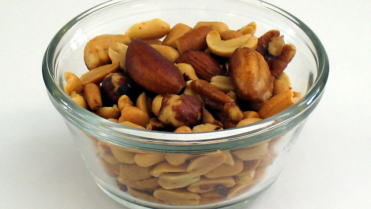 Campuran kacang dengan butiran besar tampak di bagian atas, 4 Juni 2006. Foto: Melchoir/Wikimedia Commons, CC BY-SA 3.0; dipotong dan diubah ukurannya.