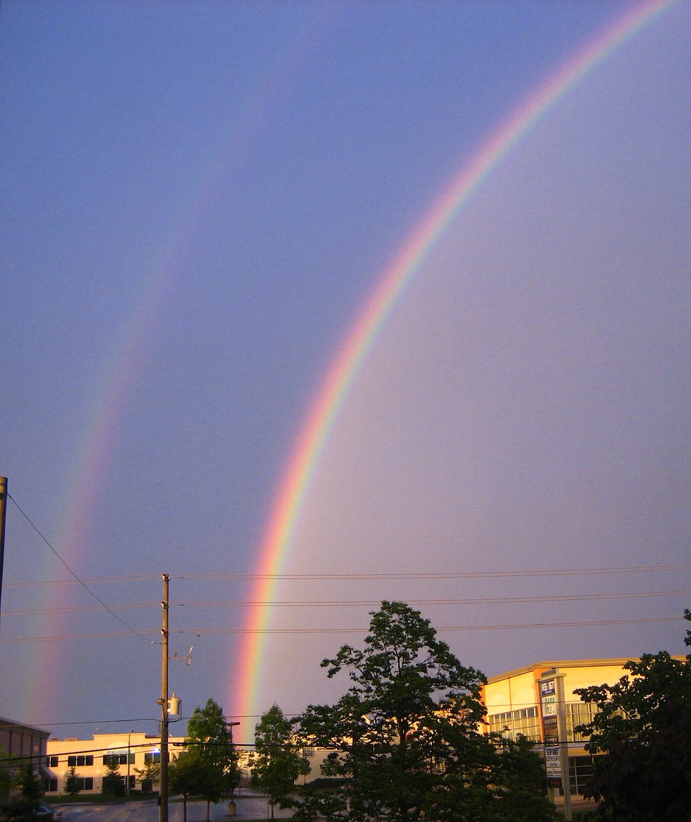 Pelangi ganda dengan pita gelap Alexander di antaranya, 29 Mei 2009. Ukuran diubah dan dikonversi ke JPEG tanpa pemotongan.