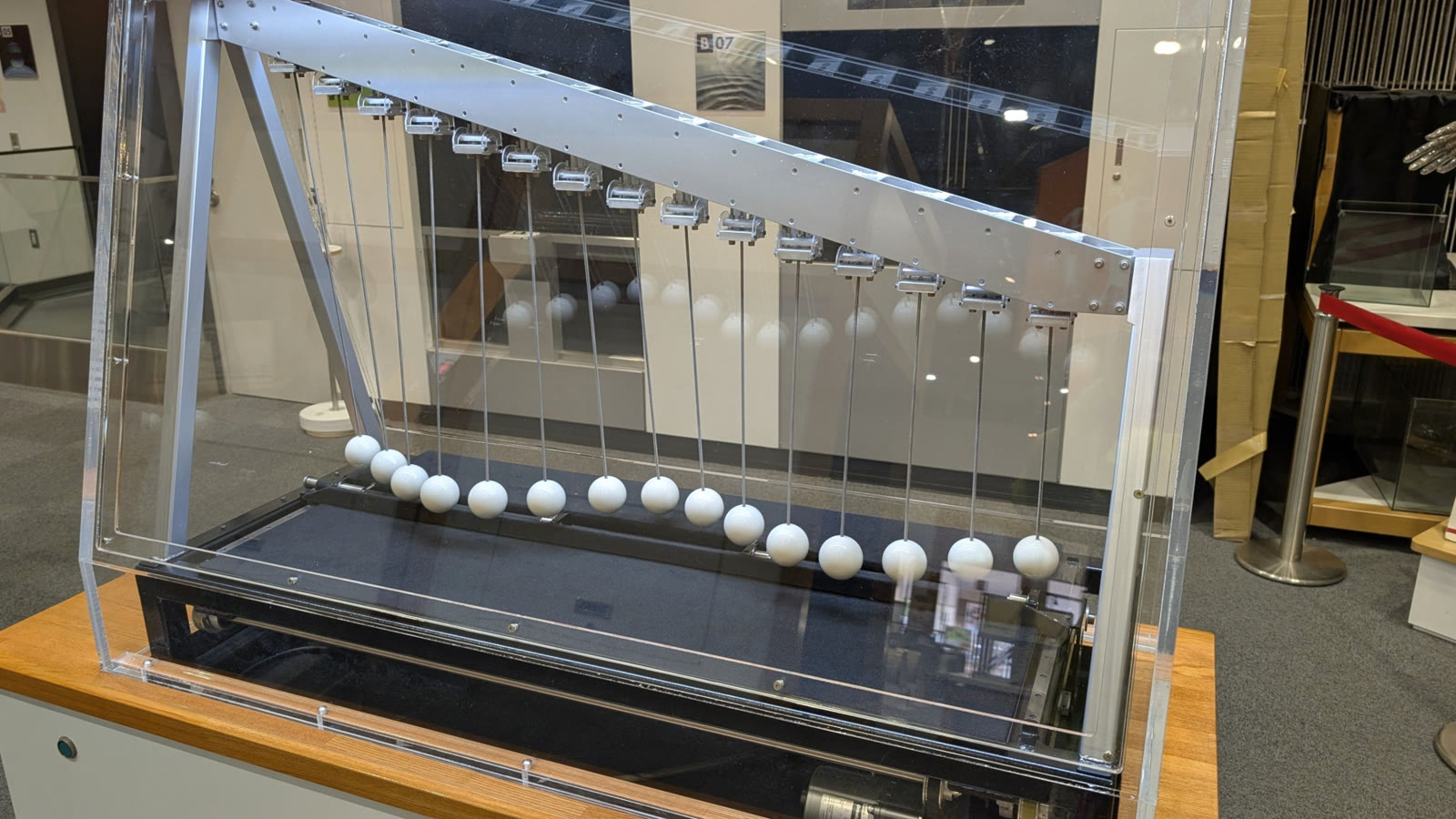 Perangkat eksperimen pendulum wave, 23 Januari 2026. Foto: Souka Kinmei/Wikimedia Commons, CC BY 4.0. Dipangkas seperlunya dan diubah ukuran untuk web.