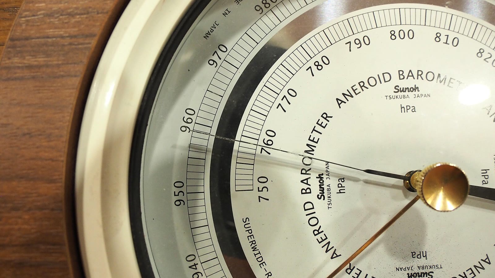 Barometer aneroid di Hotel Tateyama, Jepang, pada ketinggian sekitar 2.450 meter, didokumentasikan 5 Oktober 2019. Foto: Ka23 13; halaman foto: https://commons.wikimedia.org/wiki/File:Barometer_20191005_210534.jpg; lisensi CC BY 4.0: https://creativecommons.org/licenses/by/4.0/. Perubahan: diperkecil dan dikonversi ke JPEG.