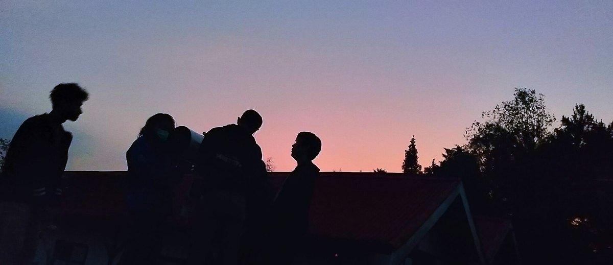 Mahasiswa astronomi menyiapkan teleskop portabel di Observatorium Bosscha, 10 Juli 2023; bukan kegiatan Imah Noong atau BRIN. Gambar diperkecil dan disimpan ulang sebagai JPEG tanpa mengubah isi.