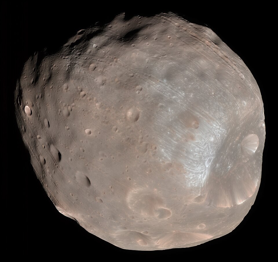 Citra arsip Phobos oleh kamera HiRISE pada Mars Reconnaissance Orbiter, 23 Maret 2008; gabungan kanal warna dan inframerah. Bukan citra MMX.