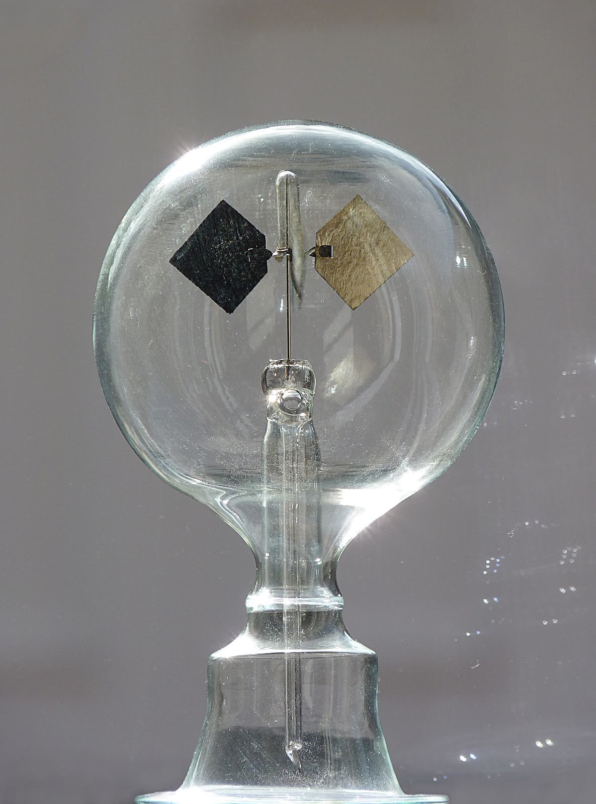 Radiometer Crookes, 16 Oktober 2012. Ilustrasi perangkat, bukan dokumentasi eksperimen atau hasil pengukuran dalam tulisan; berkas diubah ukuran dan dikonversi ke JPEG.