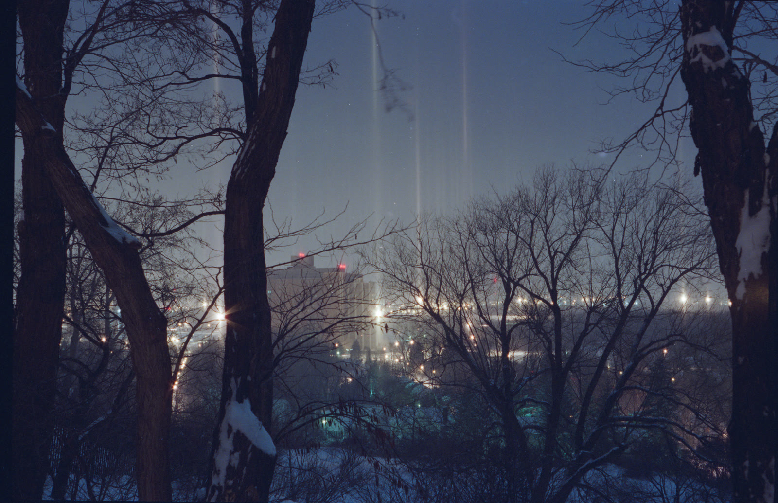Pilar cahaya akibat diamond dust di Rochester, New York, pada pagi 27 Desember 1993.