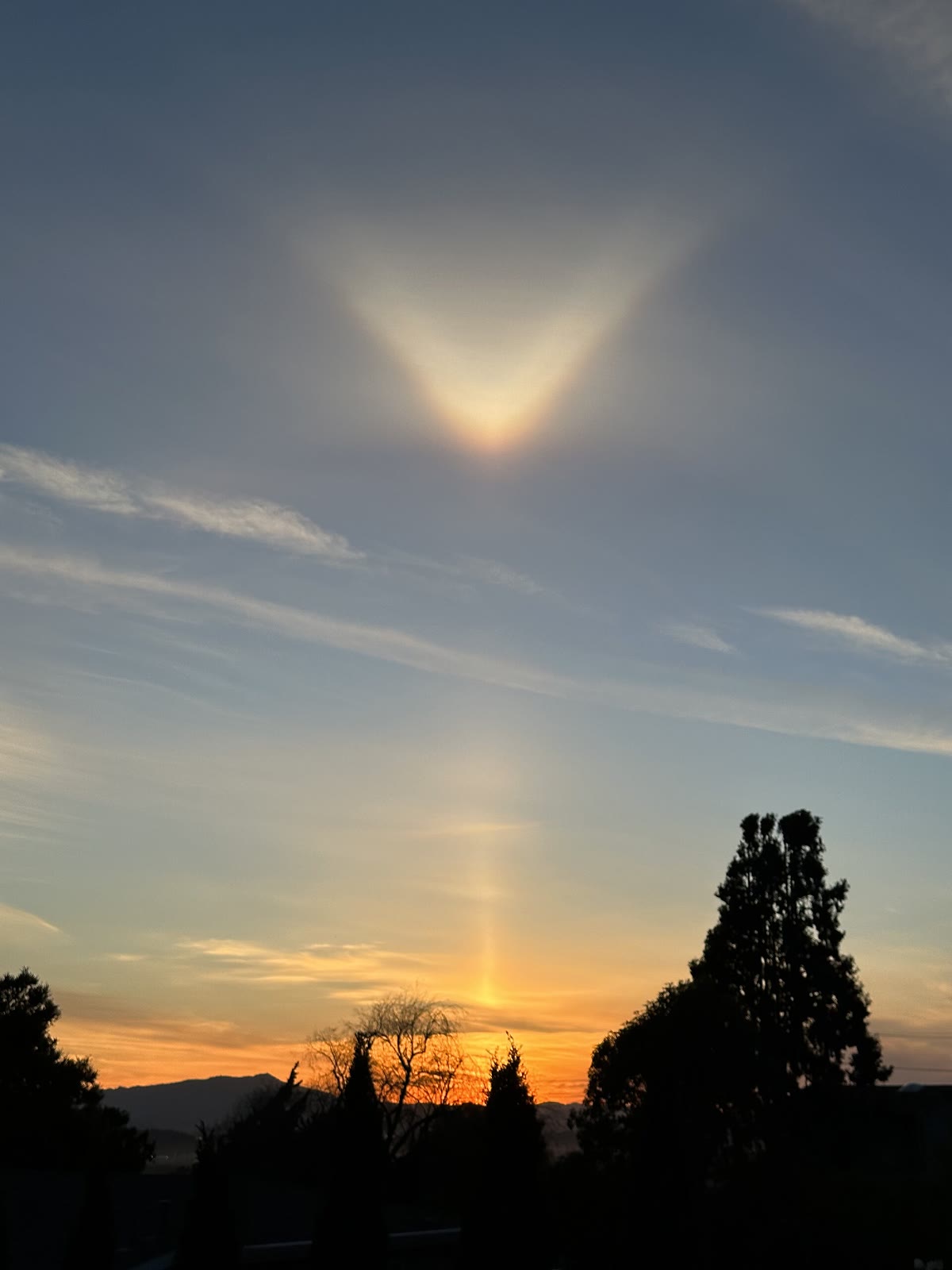 Pilar matahari dan busur singgung atas di atas Teluk San Francisco, 9 April 2023. Foto arsip; berkas diubah ukuran dan dikonversi ke JPEG tanpa pemotongan.