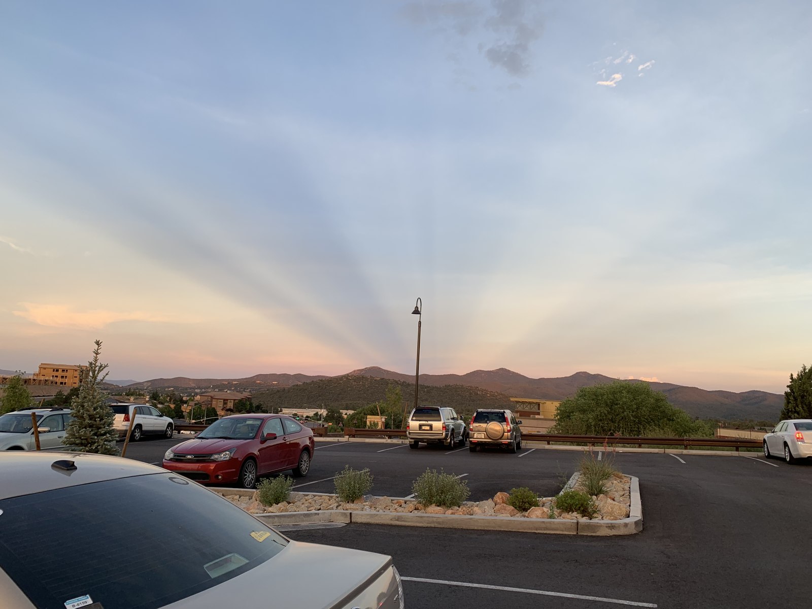 Sinar antikrepuskular di Prescott Valley, Arizona, 26 Juli 2019.