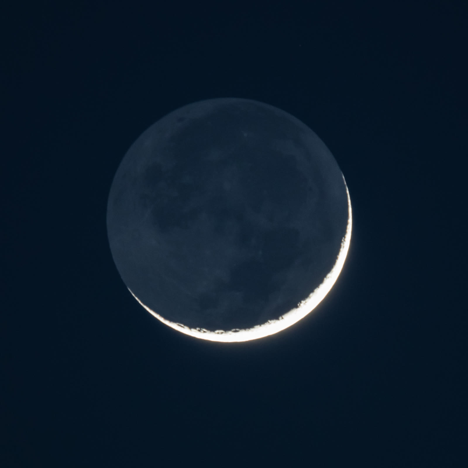 Bulan sabit dengan iluminasi empat persen dan earthshine, didokumentasikan Stephen Rahn pada 17 April 2018.