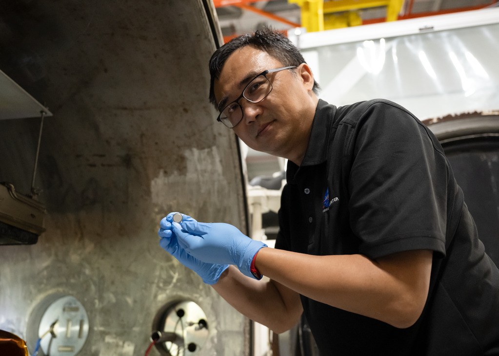 Yi Lin memegang sel baterai setelah uji vakum termal di NASA Langley. Dokumentasi diterbitkan 14 Oktober 2026; tanggal pemotretan tidak disebutkan.