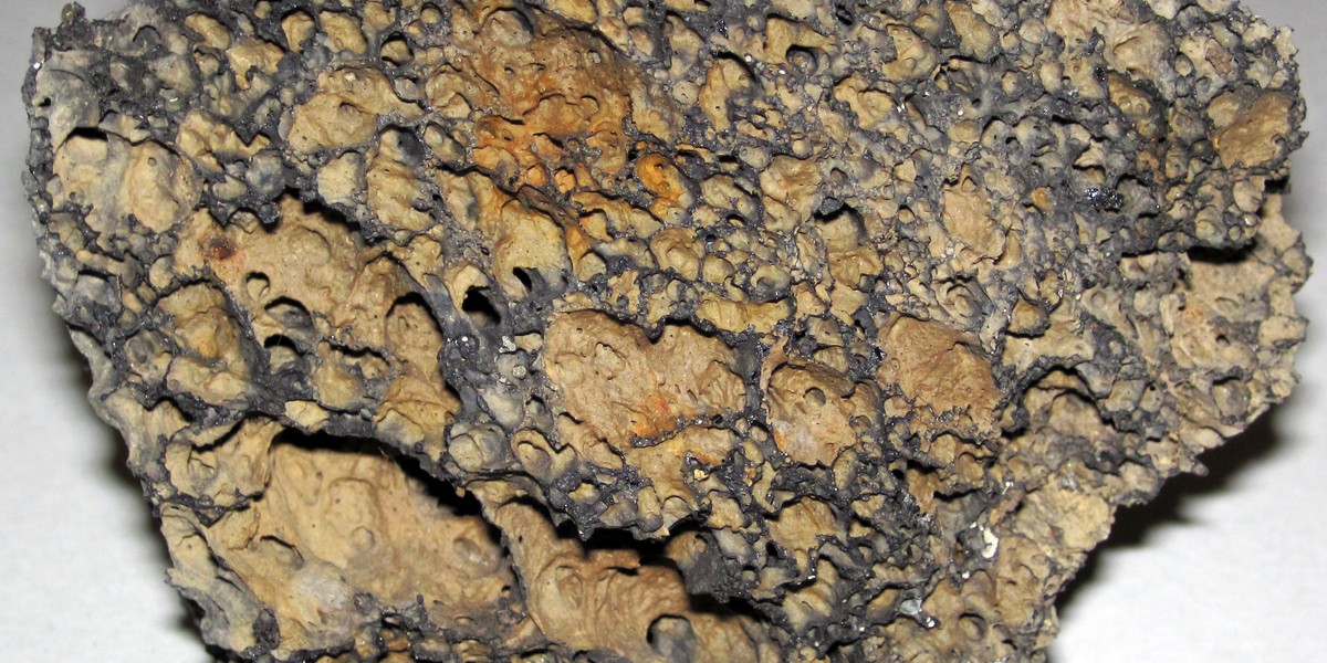 Sampel scoria lapuk dari Divlit Volcano, Provinsi Manisa, Turki, didokumentasikan 13 November 2023.