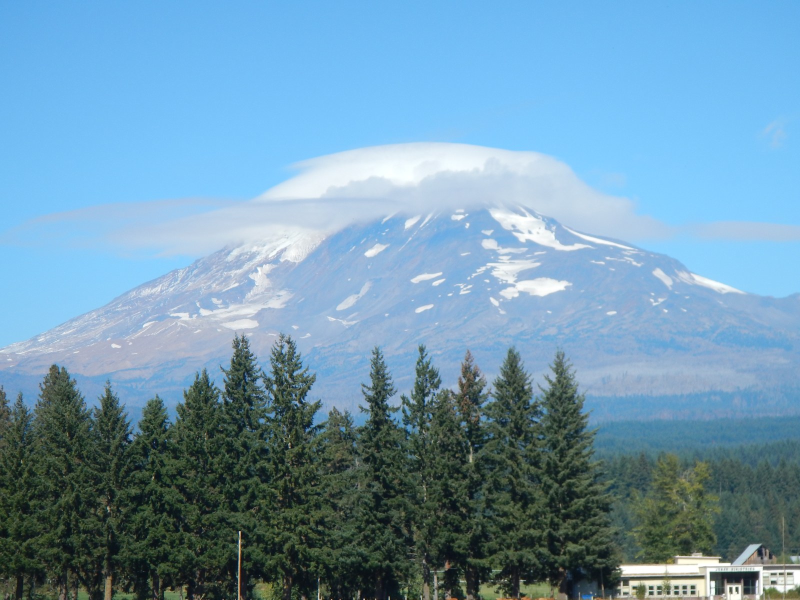 Gunung Adams dan awan lentikular, dipotret dari dekat Trout Lake, Washington, 2 Oktober 2014. Foto Ben Smith/USDA Forest Service. Dokumentasi arsip, bukan Hawaii 2003 atau kondisi cuaca terkini.