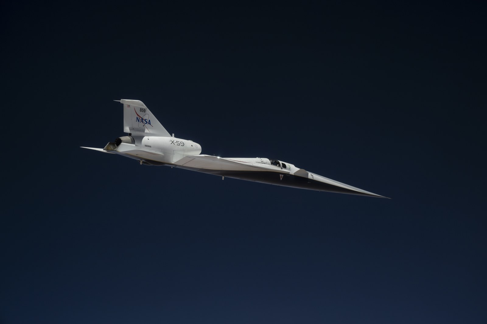 X-59 di atas Gurun Mojave pada penerbangan kedua tanggal 30 April 2026. Foto arsip pesawat, bukan foto proses pemeriksaan saluran udaranya.