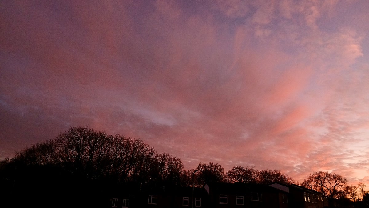 Langit biru dan awan jingga-merah saat senja musim dingin di Wales, 16 Desember 2025. Foto: WelshDave/Wikimedia Commons, CC BY 4.0; dipotong dan diubah ukurannya tanpa perubahan warna.