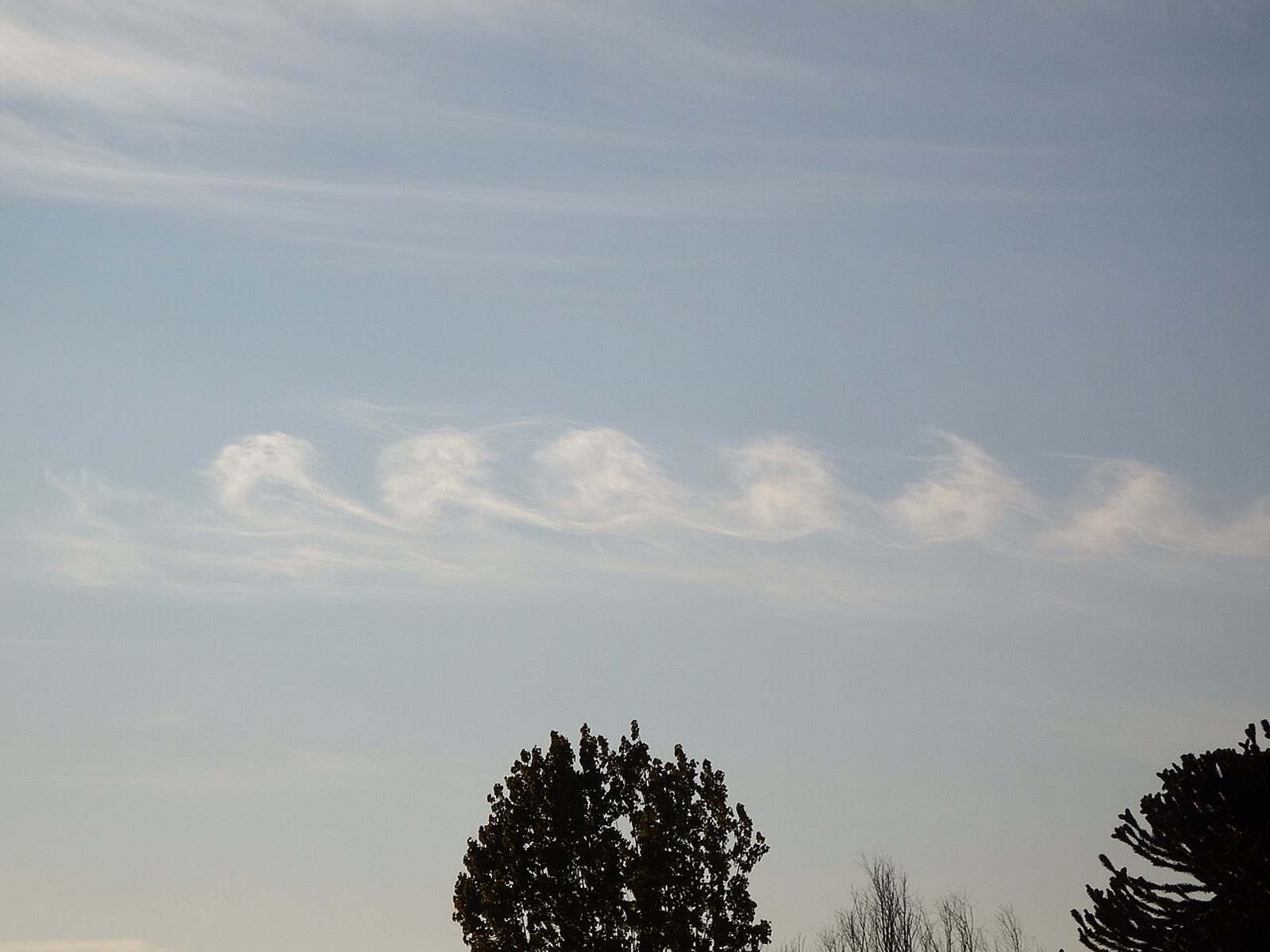 Awan dengan pola ketidakstabilan Kelvin–Helmholtz, 19 April 2017. Ukuran diubah dan dikonversi ke JPEG tanpa pemotongan.