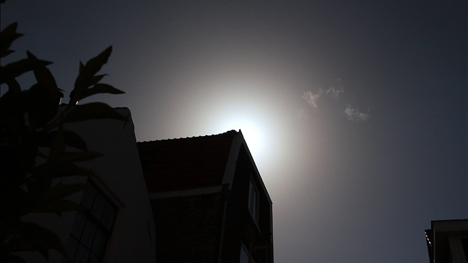 Bishop’s Ring yang didokumentasikan di Leiden pada 18 Mei 2010 dan dikaitkan dengan aerosol letusan Eyjafjallajökull.