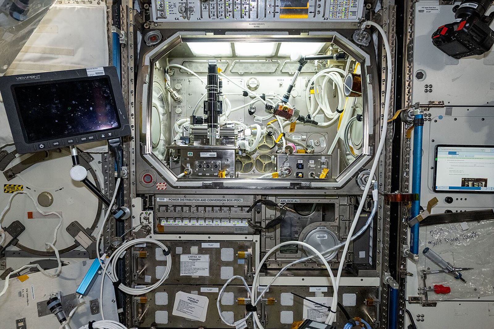 Sistem MaRVIn-TABOOS di Microgravity Glovebox Stasiun Luar Angkasa Internasional, 7 November 2024. Foto bukan eksperimen paduan Al–Ag 2023; ukuran diubah dan dikonversi ke JPEG tanpa pemotongan.