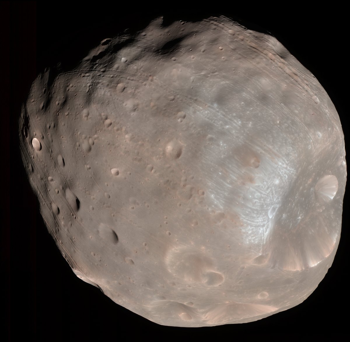 Kawah Stickney pada Phobos dalam citra HiRISE, direkam Maret 2008 dari sekitar 6.000 kilometer. Warna diperkuat; gambar dipotong proporsional hanya bila diperlukan oleh tampilan dan dikonversi ke JPEG.