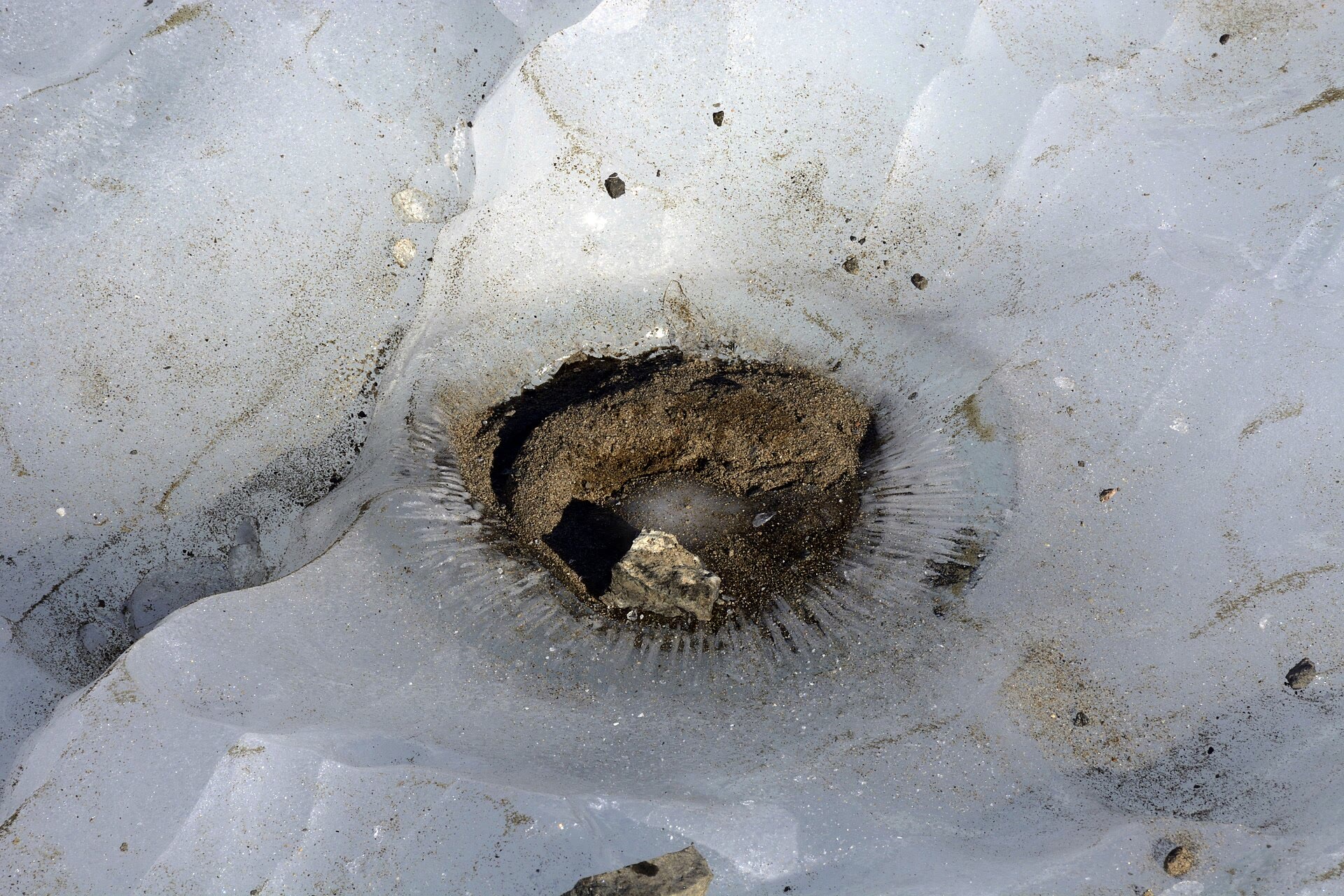 Lubang cryoconite di permukaan Taylor Glacier, Antarktika, didokumentasikan 21 November 2014.