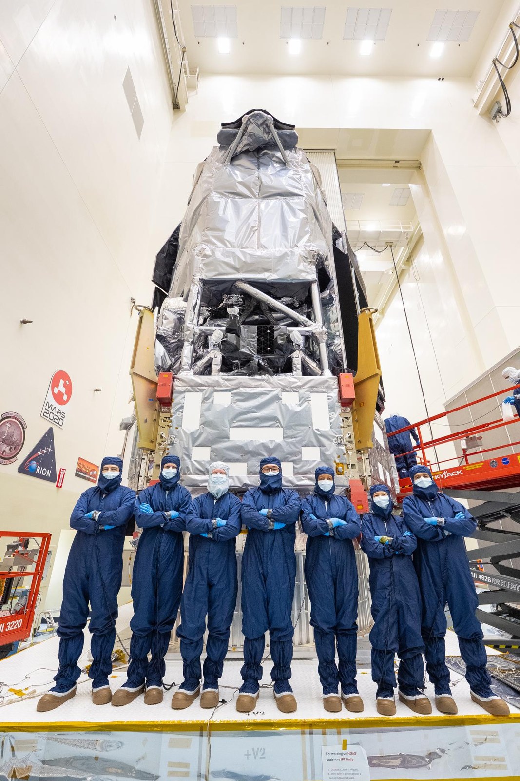 Tim teknisi dan insinyur pada tahap penyelesaian panel konektor uji Coronagraph Instrument Roman di Kennedy Space Center, 8 Juli 2026. Foto NASA/Jolearra Tshiteya; dokumentasi persiapan di darat, bukan Wide Field Instrument atau proses kalibrasi di orbit.