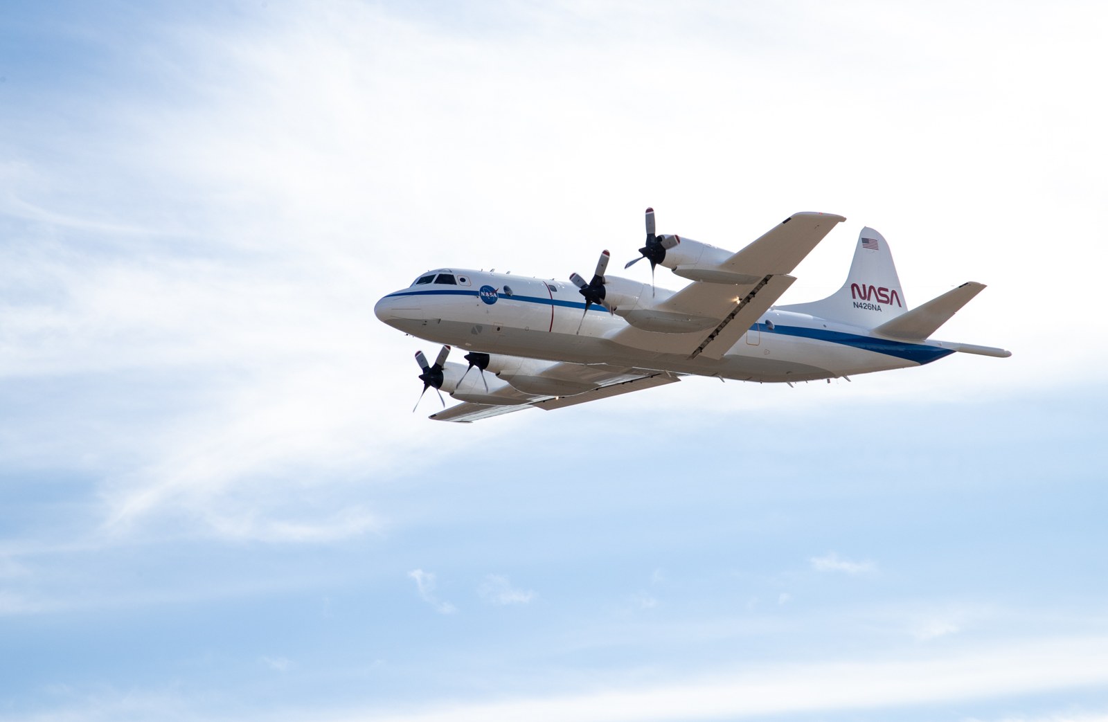 Arsip NASA P-3 Orion dari rilis SARP yang diterbitkan 20 Juni 2025; tanggal pengambilan tidak disebut. Foto NASA/Garon Clark. Ilustrasi jenis pesawat untuk tahap FarmFlux 2027, bukan A200 atau dokumentasi penerbangan Texas 2026.