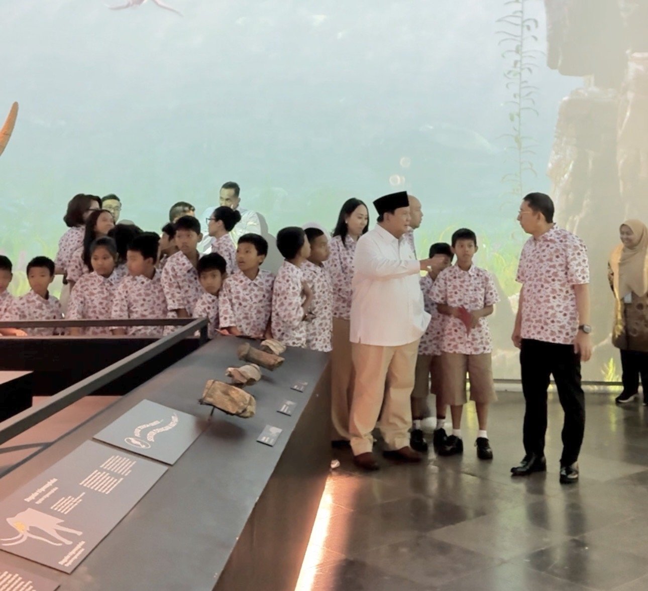 Presiden Prabowo Subianto bersama anak-anak mengamati koleksi di Museum Nasional Indonesia.